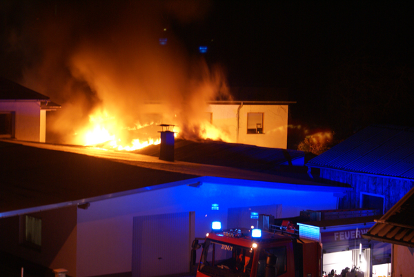 Unterstand am Wohngebäude in Flammen